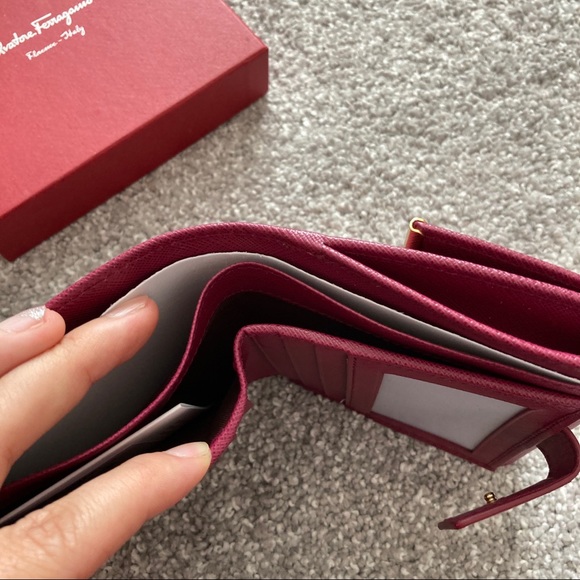 Salvatore Ferragamo women’s wallet NWT - Picture 5 of 7